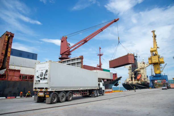 przemysłowy załadunek dźwigów kontenery w towarowym statku towarowym cargo, kontenerowy statek towarowy mostem dźwigowym, port logistyczny o wschodzie słońca - commercial dock audio zdjęcia i obrazy z banku zdjęć