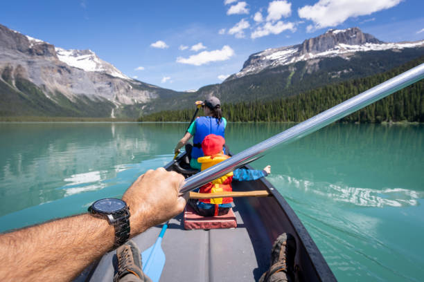 pov family canoeing at emerald lake in summer, yoho national park, colombie-britannique, canada - british columbia canada lake emerald lake photos et images de collection