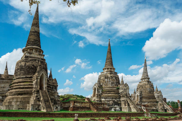 wat phra si sanphet no parque histórico de ayutthaya. - sanphet palace - fotografias e filmes do acervo