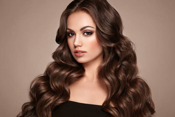 brunette woman with curly hair - hair color dyed hair hair dye human hair imagens e fotografias de stock