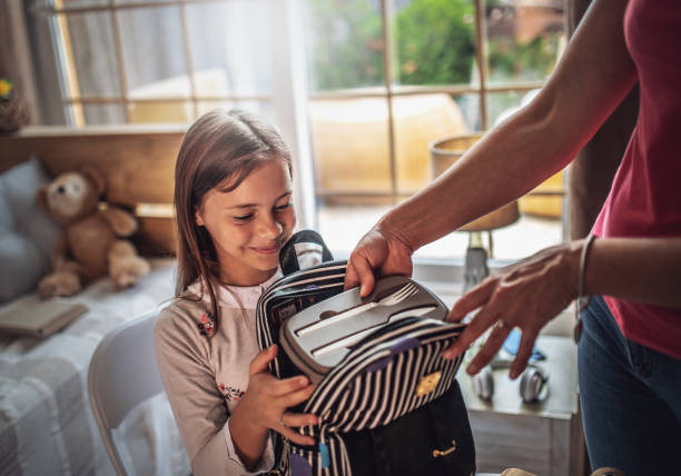 herstellung der schul-lunchbox - lunch box child school lunch stock-fotos und bilder