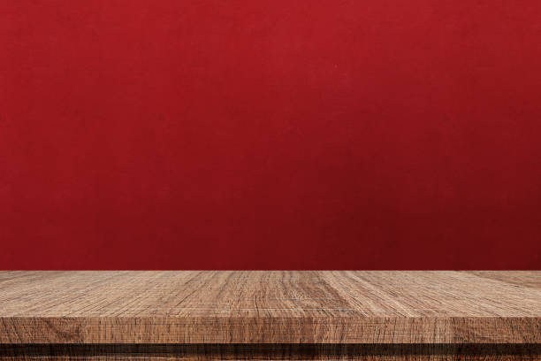 mesa de madera y fondo de pared roja en la cocina, estante de madera, mostrador para la comida y la exhibición del producto en el fondo de la habitación, tablero de la mesa de madera, estandarte de la superficie del escritorio, maqueta, plantilla - paredes de cocina rojas fotografías e imágenes de stock