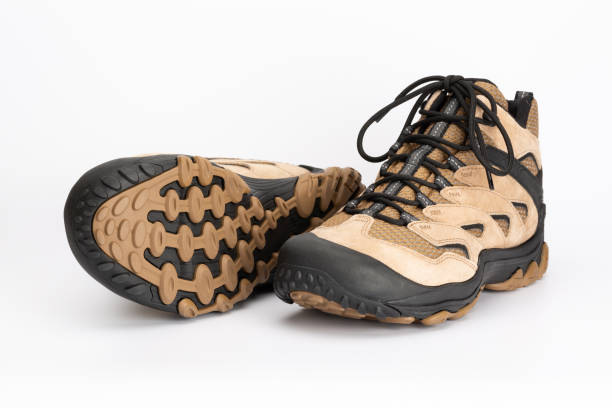 zapatos de senderismo para mujer de color marrón claro con suela de zapato visible - switzerland hiking boot outdoor pursuit recreational pursuit fotografías e imágenes de stock