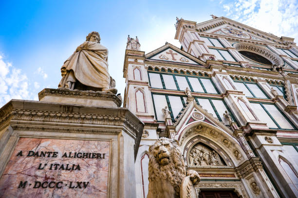 フィレンツェの歴史的中心部にあるサンタ・クローチェ大聖堂の美しいファサード - renaissance statue italy florence italy ストックフォトと画像