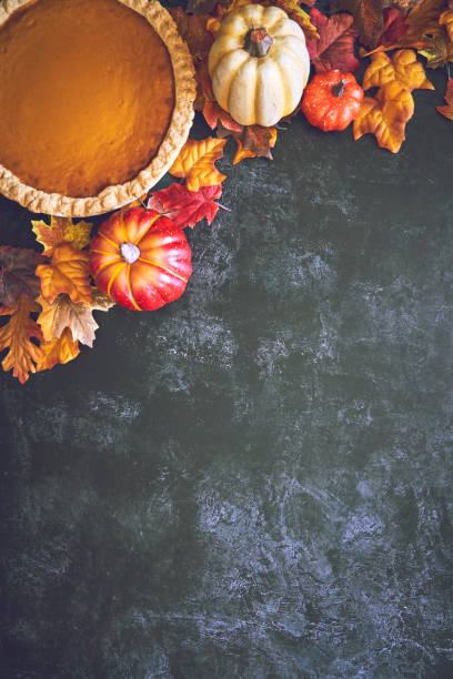 decoración de otoño con hojas y pastel de calabaza sobre fondo rústico - noviembre fotos fotografías e imágenes de stock