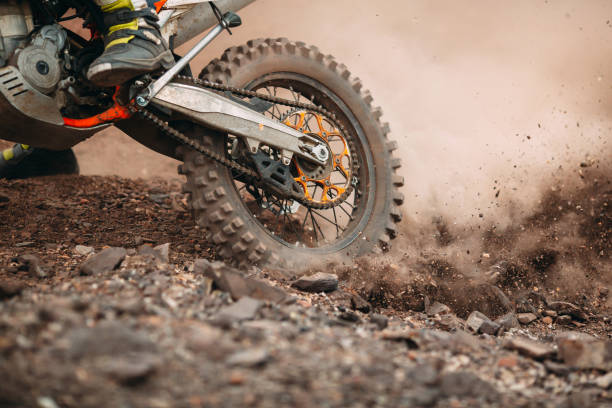 detalles de los escombros en una carrera de motocross. - action off road vehicle motocross cycle fotografías e imágenes de stock