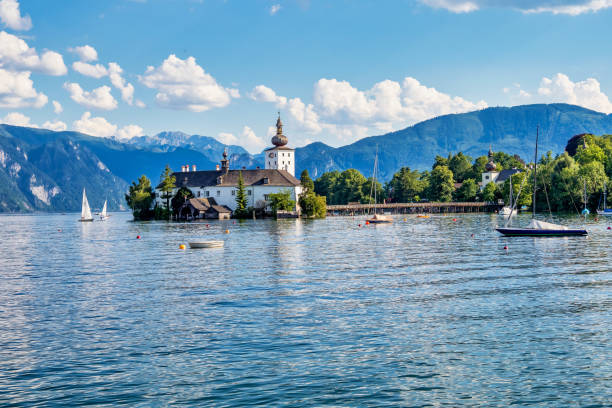 lake traunsee with castle ort or orth at gmunden in salzkammergut, austria - orth photos et images de collection