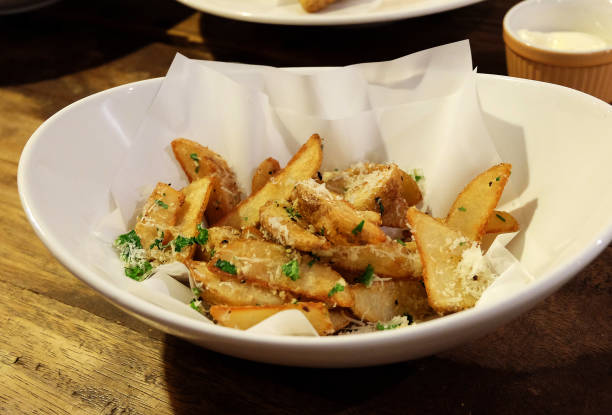 치즈 감자 웨지를 닫습니다. - appetizer bowl potato chip condiment 뉴스 사진 이미지