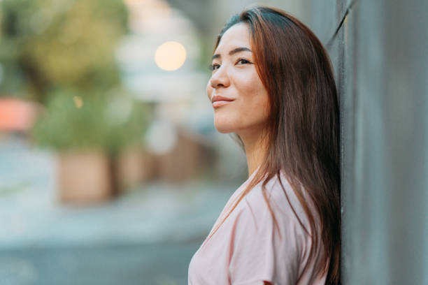 retrato de una joven empresaria segura - smirking fotografías e imágenes de stock