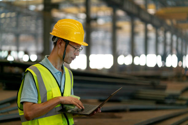 männlicher ingenieur mit laptop-computer auf der baustelle - building contractor computer internet construction worker stock-fotos und bilder