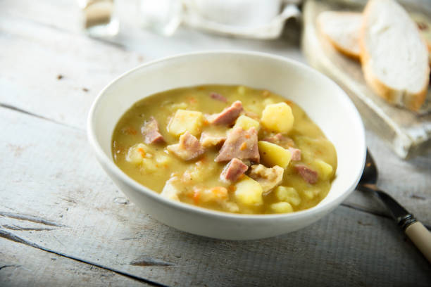 sopa de guisantes - yellow split pea soup fotografías e imágenes de stock