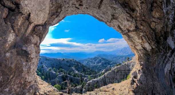 удивительные открытия, вид на окна из пещер в горы и вид на дикие места - cave bear стоковые фото и изображения