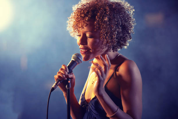 black female singer performing on stage - cantor imagens e fotografias de stock