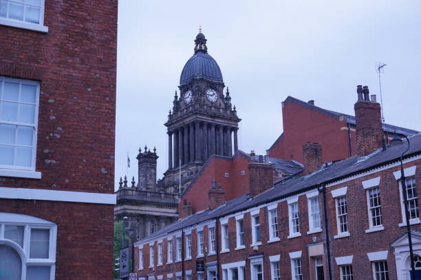 시계탑 과 그루지야 타운 하우스 - leeds england town hall leeds town hall uk 뉴스 사진 이미지