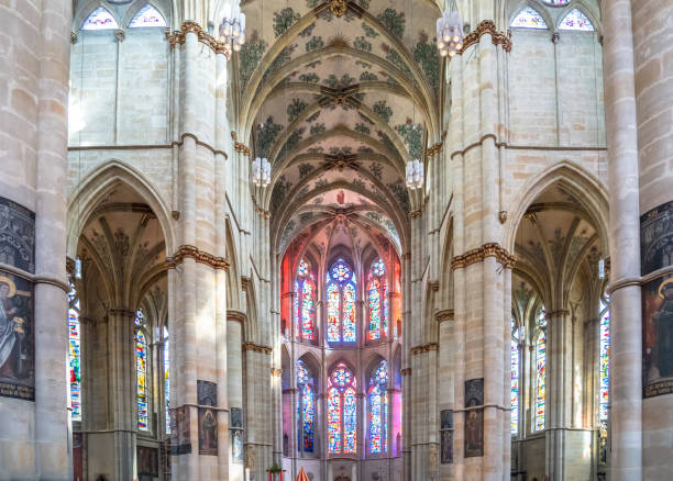 interior de la catedral en tréveris, alemania - trierer dom fotograf�ías e imágenes de stock