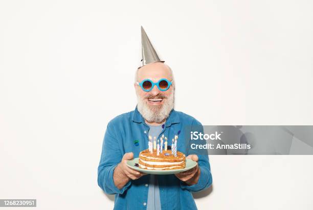 Mann Mit Geburtstagstorte Stockfoto und mehr Bilder von Geburtstag - Geburtstag, Männer, Kuchen