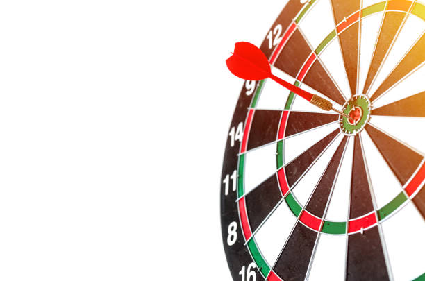 objetivo golpeado en el centro por flechas. objetivos de éxito dirigidos al concepto de negocio. objetivo y objetivo como concepto. - dartboard darts scoreboard leisure games fotografías e imágenes de stock