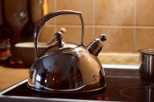 чайник, на плите на кухне - retro revival traditional photography classic equipment стоковые фото и изображения