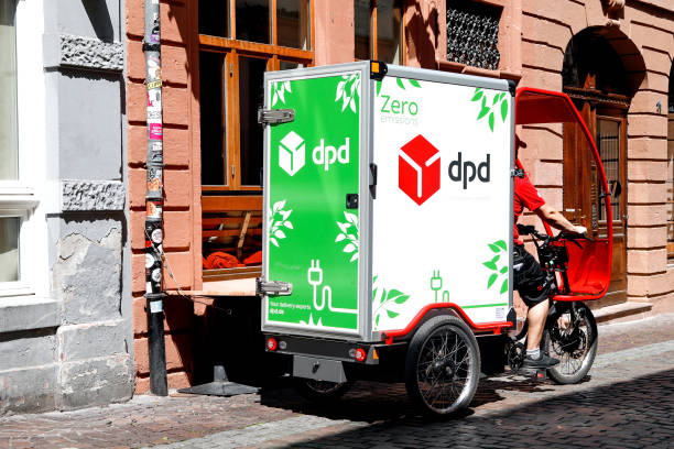 dpd zero deutschland, innerstädtisches electric delivery cargo bike für paketzustellungen frei von lokalen emissionen. - lastenrad stock-fotos und bilder