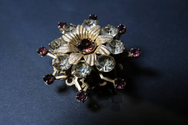 ретро стиль винтаж ручной работы викторианском стиле брошь - brooch gold jewelry old fashioned стоковые фото и изображения