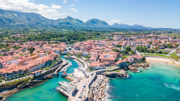 famosa cidade de llanes cercada pelo incrível mar cantabriano, espanha - aldeia de lastres - fotografias e filmes do acervo