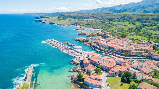 famosa cidade de llanes cercada pelo incrível mar cantabriano, espanha - aldeia de lastres - fotografias e filmes do acervo