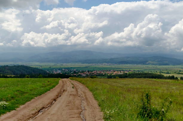 Summer scene with meadow, forest, the Bulgarian villages Alino, Belchin near the ancient village Tsari Mali Grad and the mountains Rila and Verila Summer scene with meadow, forest, the Bulgarian villages Alino, Belchin near the ancient village Tsari Mali Grad and the mountains Rila and Verila, Bulgaria ancient villages stock pictures, royalty-free photos & images