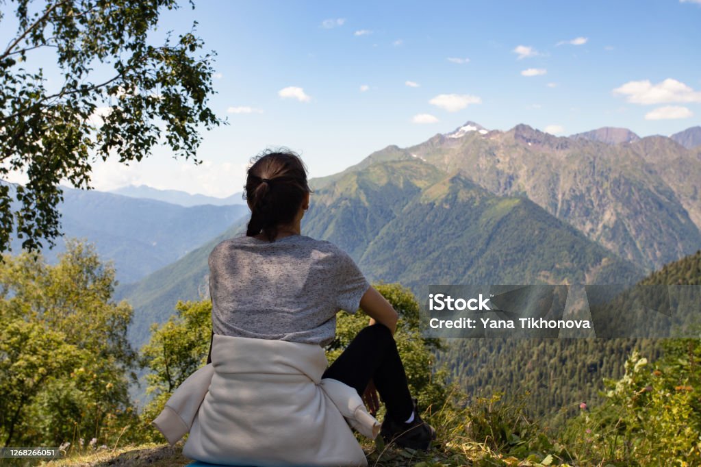 Du Lịch Và Lữ Hành Cô Gái Trên Núi Nhìn Phong Cảnh Ngồi Trên Đỉnh Nhìn Từ  Phía Sau Hình ảnh Sẵn có - Tải xuống Hình ảnh Ngay bây giờ - iStock