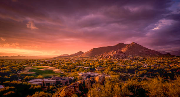 belo pôr do sol colorido sobre phoenix,az,eua - arizona desert photography color image - fotografias e filmes do acervo