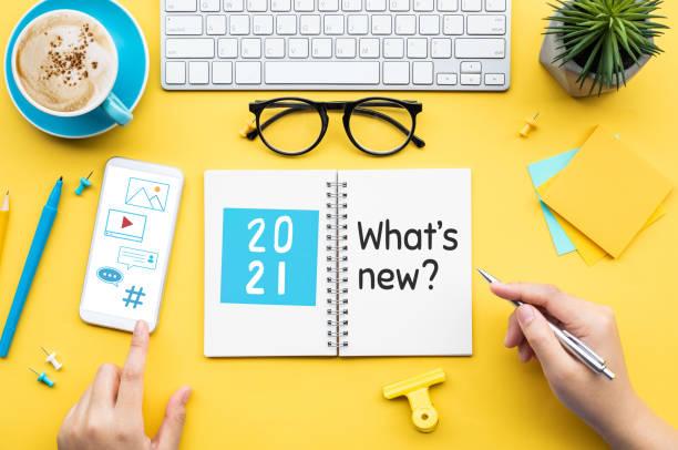 2021 was gibt es neues? oder trendige konzepte mit jugendlichen texten auf notizzetteln und büroaccessoires - marketing grafiken stock-fotos und bilder