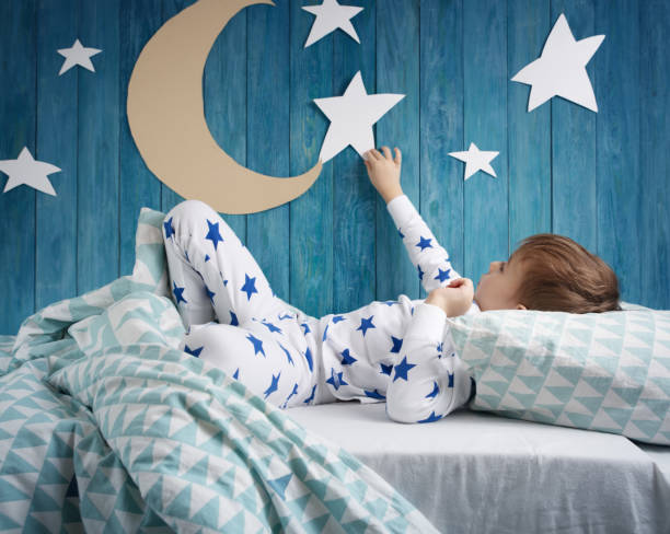 five years old child sleeping in bed - material data sheets imagens e fotografias de stock