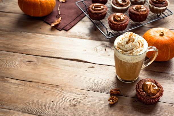latte d’épices de citrouille - coffee pumpkin latté autumn photos et images de collection