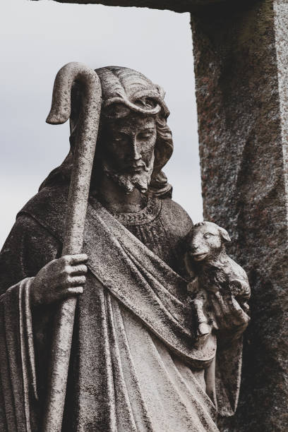 shepard jesus christus mit lamm - roman statue stock-fotos und bilder
