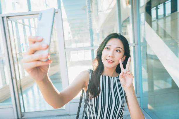 asian businesswoman taking a selfie - independence business women manual worker imagens e fotografias de stock