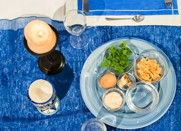 refeição de seder judeu - seder plate horizontal blue white - fotografias e filmes do acervo