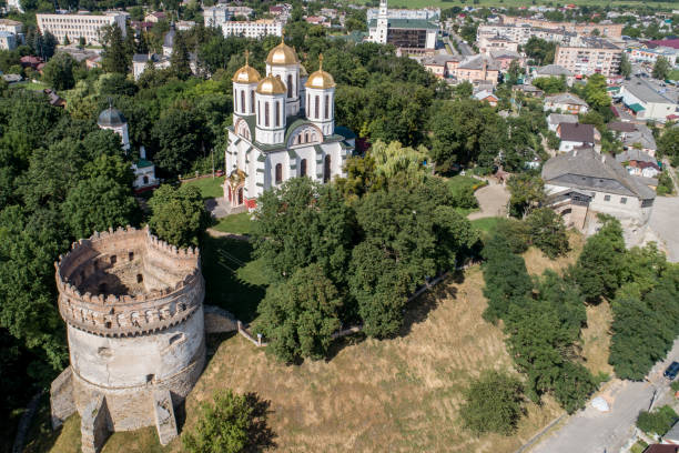 vista aérea do castelo de ostroh na cidade de ostroh, região de rivne, ucrânia. - ostrog - fotografias e filmes do acervo