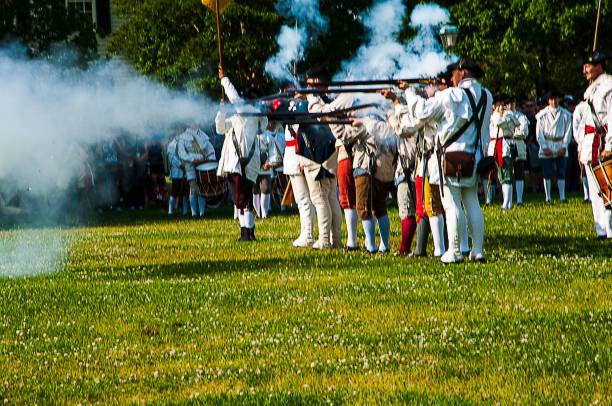 식민지 윌리엄스 버그 버지니아에서 전투 재 제정 - colonial style armed forces historical reenactment usa 뉴스 사진 이미지