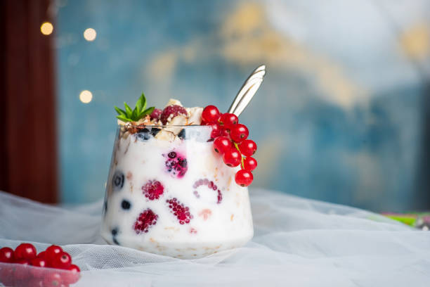 delizioso parfait di frutta a bacca mista con budino e panna condita con frutta - yogurt yogurt container strawberry spoon foto e immagini stock