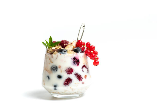 delicioso parfait de fruta de bayas mixta con budín y crema cubierta con frutas - yogurt yogurt container strawberry spoon fotografías e imágenes de stock