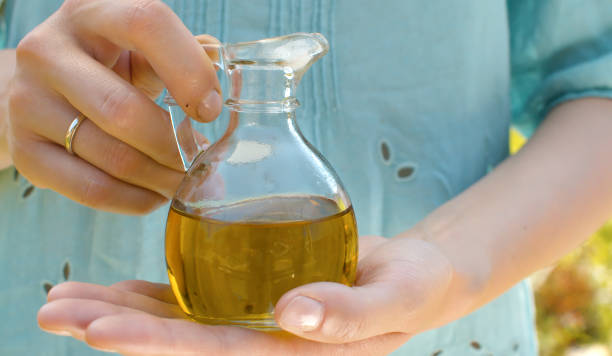 aceite de oliva en manos femeninas - salad dressing condiment cooking oil glass fotografías e imágenes de stock