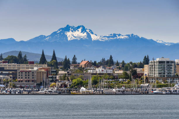 waterfront of bremerton, wa, with snow capped mountains in the background - kitsap imagens e fotografias de stock
