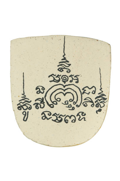 petite image de bouddha ou amulette thaïe isolée sur le fond blanc - bangkok variation religion god photos et images de collection