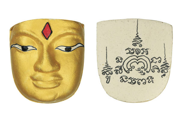 petite image de bouddha ou amulette thaïe isolée sur le fond blanc - bangkok variation religion god photos et images de collection