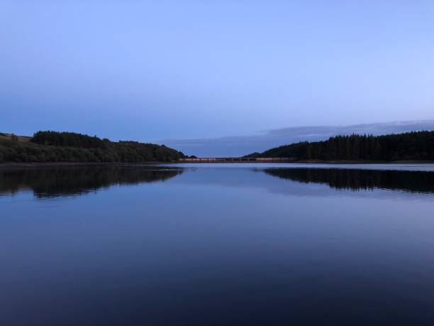 silencio perfecto, reflejo del espejo del cielo violeta sobre el agua - horizon over water england uk summer fotografías e imágenes de stock