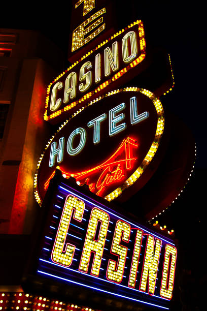골든 게이트 호텔 &amp; 카지노 표지판 은 라스베이거스에서 밤에 조명 - welcome to fabulous las vegas sign 이미지 뉴스 사진 이미지