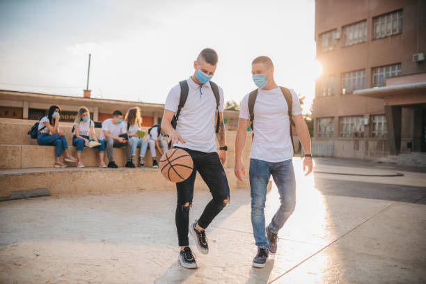 estudantes do ensino médio estão voltando para a escola - regresso às aulas - fotografias e filmes do acervo