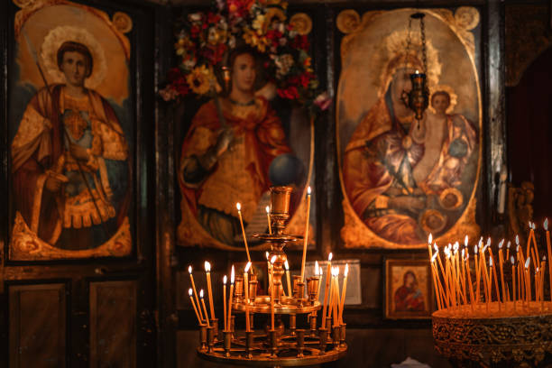 un sacco di candele spesse nel tempio della chiesa ortodossa vicino all'altare - church altar indoors dark foto e immagini stock