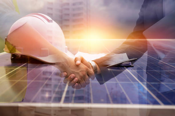 Businessmen are teaming up with engineers to run a solar power investment business that is a must in the future. Photovoltaic panels require experts to install photovoltarians for the business sector. los empresarios se están asociando con ingenieros para dirigir un negocio de inversión en energía solar que es una necesidad en el futuro. los paneles fotovoltaicos requieren que los expertos instalen fotovoltaicos para el sector empresarial.