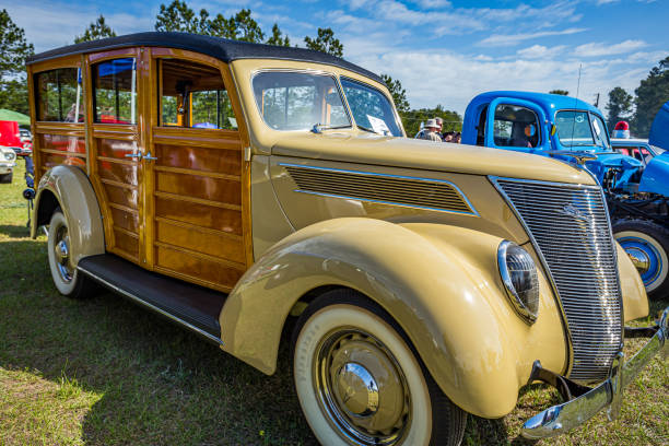 ford woody station wagon 1937 - woodie stock-fotos und bilder