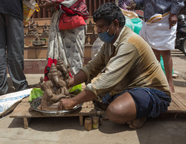 scena rynku miasta, gdzie artysta clay ubiera się idol ganesha być dostarczone podczas festiwalu w mysuru, karnataka / indie. - shiv bangalore shiva god zdjęcia i obrazy z banku zdjęć